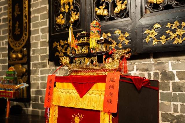 寓意吉祥的木雕龙舟,是龙舟说唱中颇具代表性的道具。 寓意吉祥的木雕龙舟,是龙舟说唱中颇具代表性的道具。