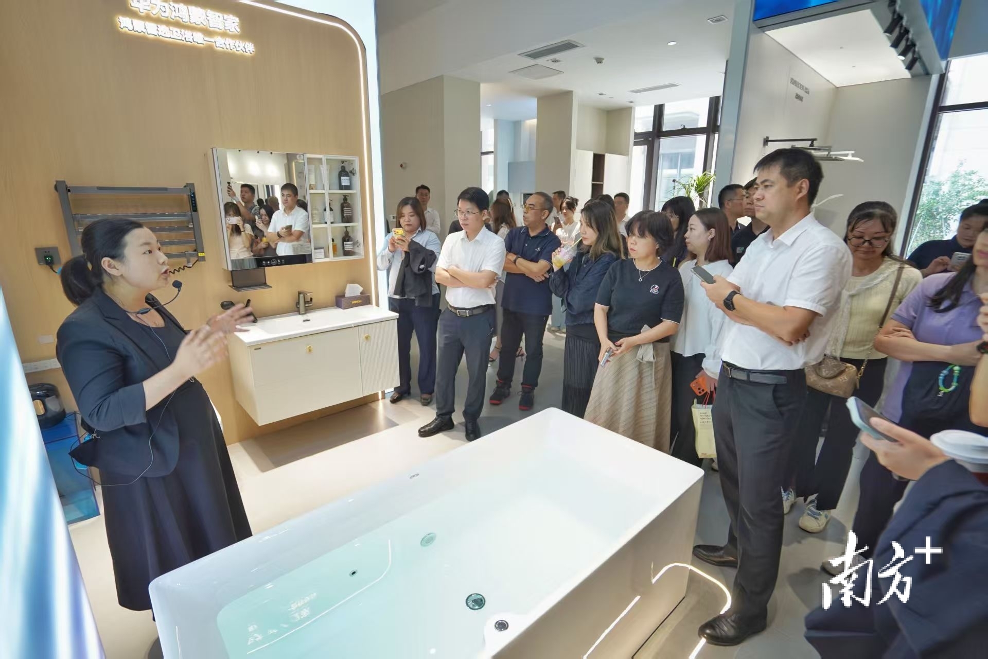 活动中,参会代表集中参观箭牌卫浴展厅。 南方+ 戴嘉信 拍摄 活动中,参会代表集中参观箭牌卫浴展厅。 南方+ 戴嘉信 拍摄