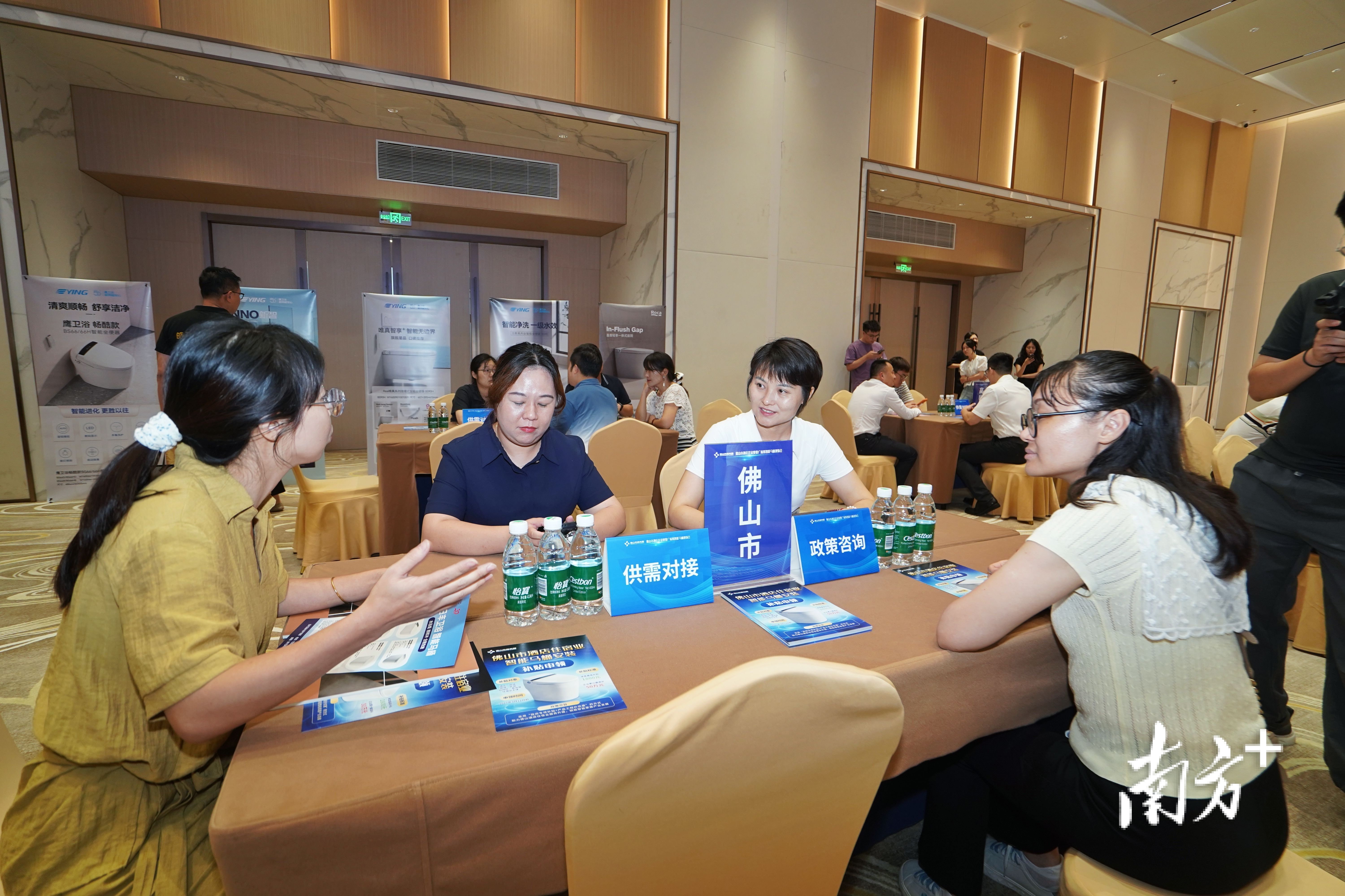 活动现场还设置了政策咨询、供需对接专区。 南方+ 戴嘉信 拍摄
