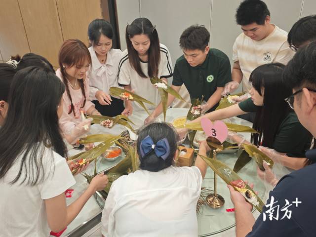 “我在清新过端午”环节,学生们体验粽子制作。江绮雯 摄 “我在清新过端午”环节,学生们体验粽子制作。江绮雯 摄