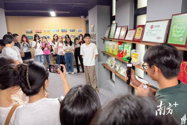 学生们参观企业展厅。江绮雯 摄 学生们参观企业展厅。江绮雯 摄