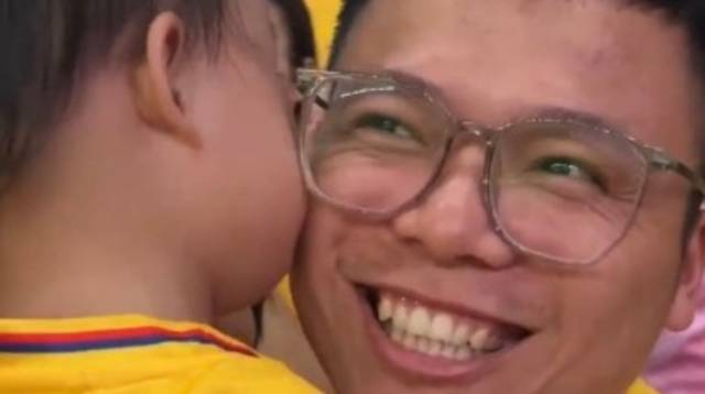 粤超肇庆赛场童声合唱，献礼兰花，致敬父亲！