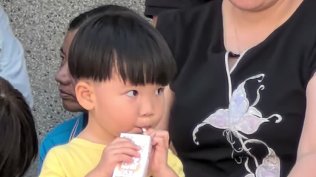 视频｜观赛不误喝奶工，J弯萌娃总动员