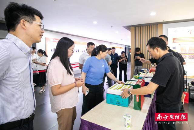 联通员工问询品尝者络绎不绝。