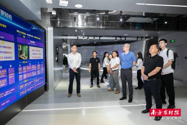 镇宁代表团实地参观中国联通广东省分公司，并就数字化赋能产业发展展开交流。
