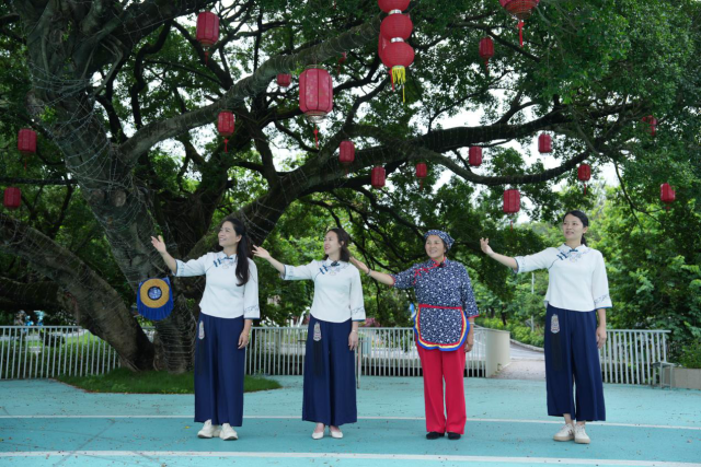 在埔岭村客家山歌墟,客家嫂们用山歌唱响文明乡风。蓝东旭摄 在埔岭村客家山歌墟,客家嫂们用山歌唱响文明乡风。蓝东旭摄