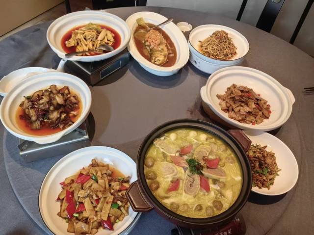 去年由湘菜大师用西牛麻竹笋研发的融合湘菜菜式。