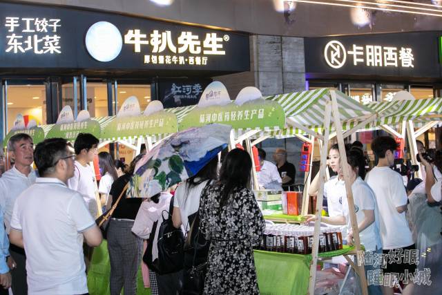 现场展位前人头攒动。 现场展位前人头攒动。