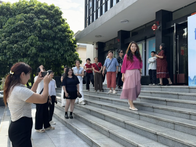 学员们在实操环节中尝试出镜拍摄短视频。 学员们在实操环节中尝试出镜拍摄短视频。