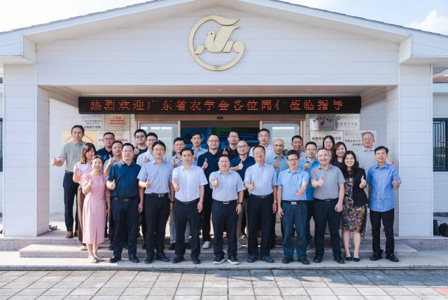“走进会员单位”活动现场合影  