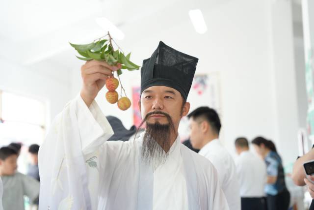 “东坡先生”也来品鉴贵州荔枝。