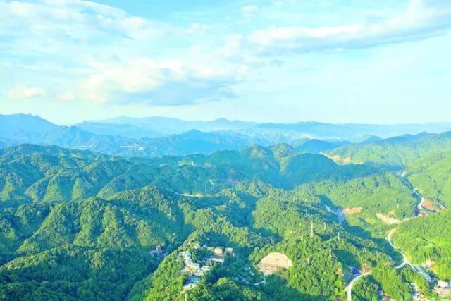 龙门县森林覆盖率高达73.91%，空气质量优良率100%，综合排名全省第一。图为南昆山。