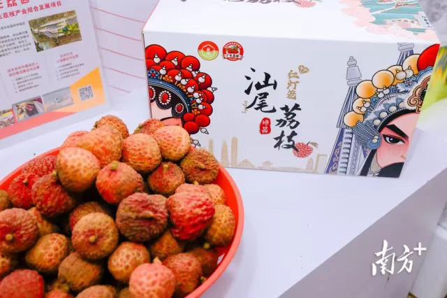 “凤山红灯笼”，色泽鲜红喜庆，果肉清甜多汁，皮厚耐储运。