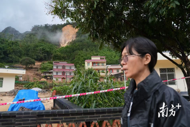 当时,安全转移群众后,刘名芳仍在受灾一线忙碌。董天健 摄 当时,安全转移群众后,刘名芳仍在受灾一线忙碌。董天健 摄