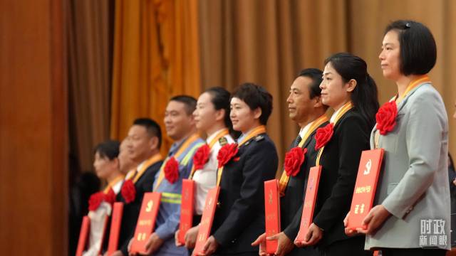 全国“两优一先”代表上台领奖。(总台记者李晋拍摄) 全国“两优一先”代表上台领奖。(总台记者李晋拍摄)