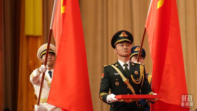 礼兵手捧“七一勋章”入场。(总台记者李晋拍摄) 礼兵手捧“七一勋章”入场。(总台记者李晋拍摄)
