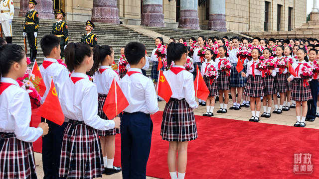 习近平总书记强调,青年是实现中华民族伟大复兴的生力军。图为迎候获奖者的青少年。(总台央视记者许永松拍摄) 习近平总书记强调,青年是实现中华民族伟大复兴的生力军。图为迎候获奖者的青少年。(总台央视记者许永松拍摄)