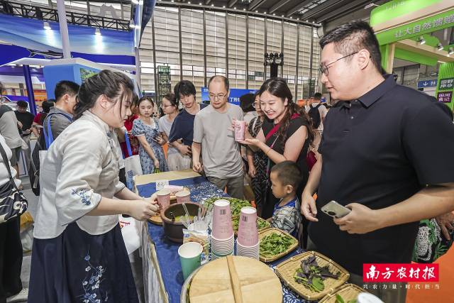陆河擂茶非遗体验活动吸引人群围观。 陆河擂茶非遗体验活动吸引人群围观。