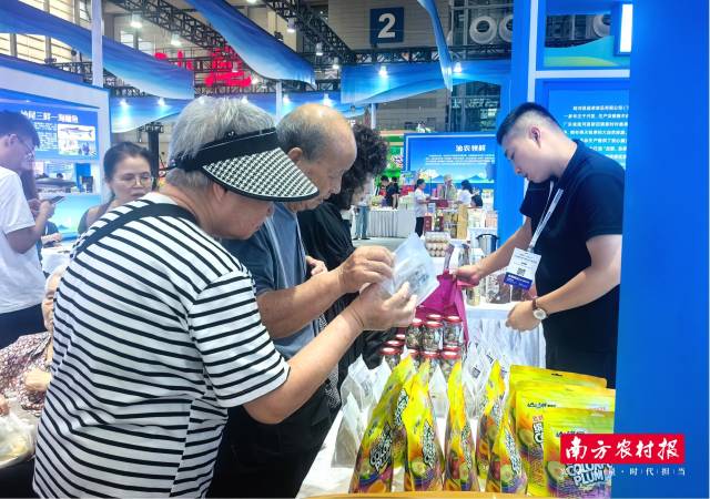 深圳市民现场选购陆河青梅果脯产品。