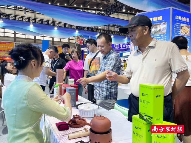 茶艺展演冲泡云上陆茶供茶客品鉴。
