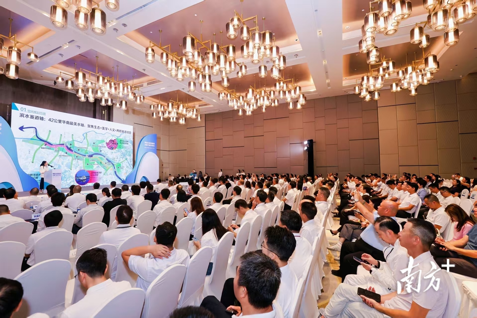 活动现场,佛规院代表对《顺德北部创新湾战略方案》进行解读。