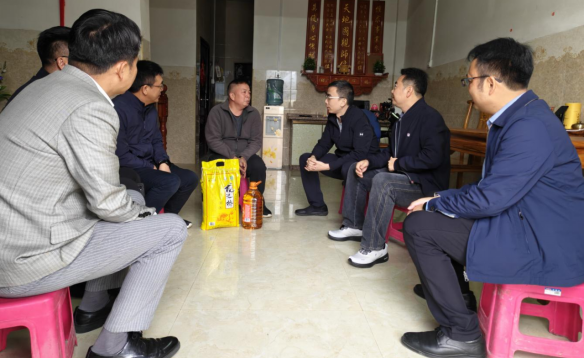 罗湖区清水河街道主要领导走访慰问脱贫户。 罗湖区清水河街道主要领导走访慰问脱贫户。