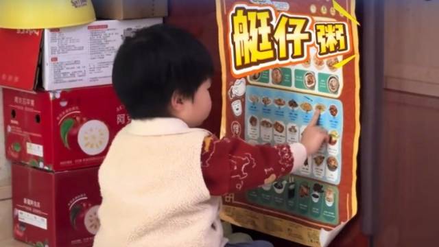 宝宝奶声奶气自学粤语超可爱！网友：为什么有种越学越饿的感觉