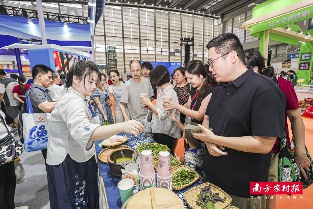 陆河客家擂茶现场品鉴销售火爆。