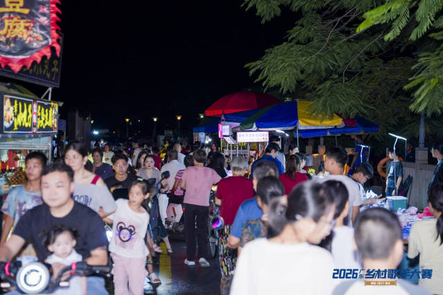 活动当晚,小吃夜市人流涌动。 活动当晚,小吃夜市人流涌动。