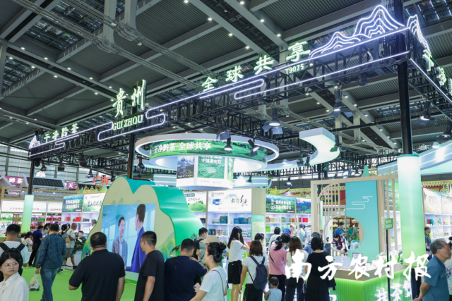 深圳茶博会贵州展区人流如织。 深圳茶博会贵州展区人流如织。