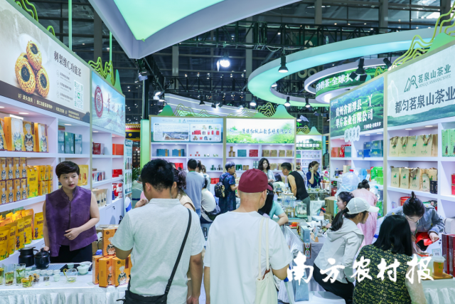 市民驻足品鉴贵州茶。 市民驻足品鉴贵州茶。