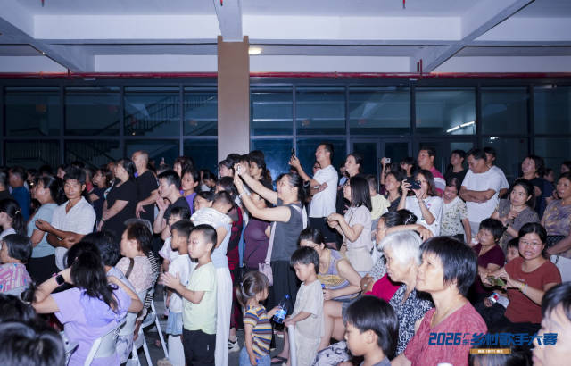台下观众沉醉在歌声当中。 台下观众沉醉在歌声当中。