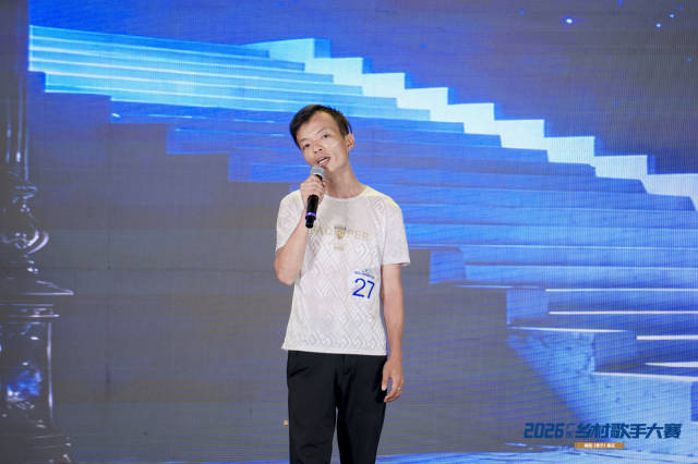 王树彬白天摆摊,晚上唱歌。 王树彬白天摆摊,晚上唱歌。