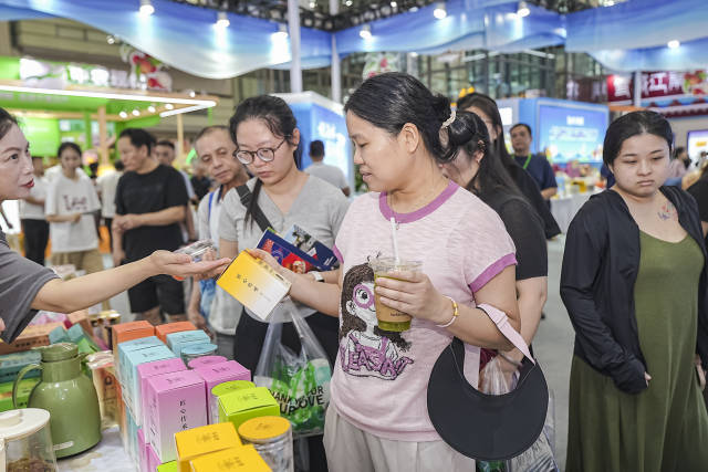 “圳品”宝楼姜姜茶受到女性消费者欢迎。 “圳品”宝楼姜姜茶受到女性消费者欢迎。