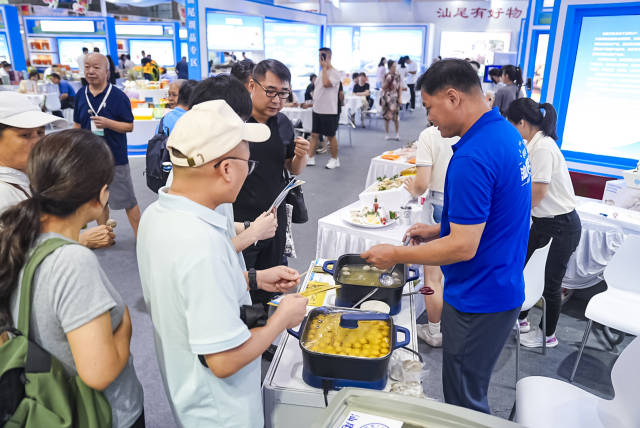 来客试吃获得“汕农领鲜”认证的“老德头”丸类制品。 来客试吃获得“汕农领鲜”认证的“老德头”丸类制品。