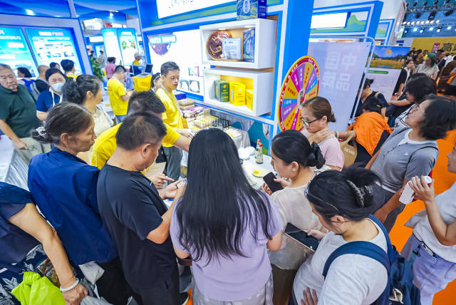 来客围观“灵芝鸡蛋”与普通鸡蛋区别。 来客围观“灵芝鸡蛋”与普通鸡蛋区别。