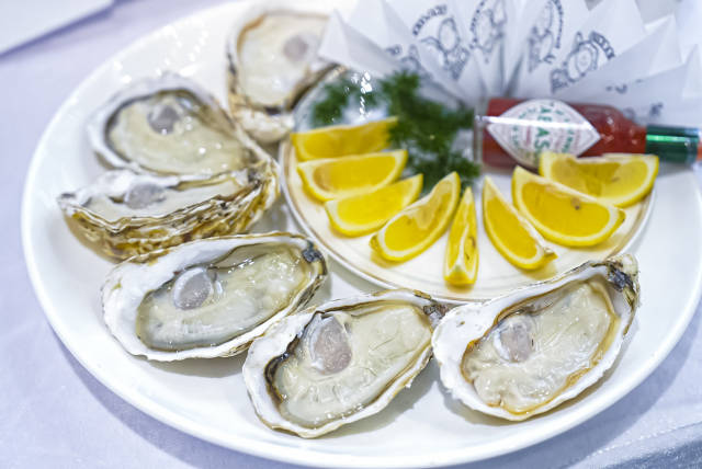 金贝隆黄金蚝达到可生食级别。 金贝隆黄金蚝达到可生食级别。