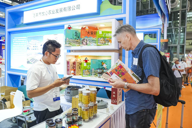 外籍客商了解“圳品”大安蒜系列产品。 外籍客商了解“圳品”大安蒜系列产品。