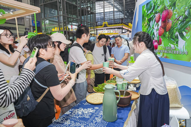 陆河擂茶非遗体验活动吸引围观。 陆河擂茶非遗体验活动吸引围观。