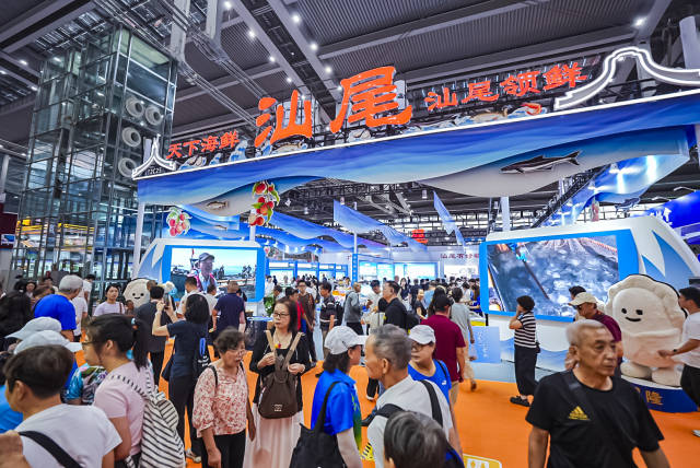 汕尾展区现场人头攒动、客流云集。 汕尾展区现场人头攒动、客流云集。