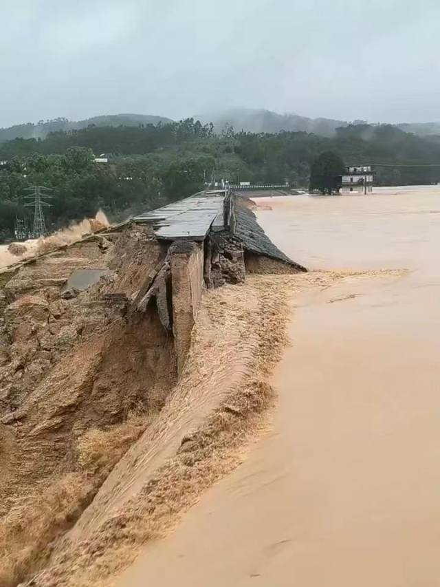 广西多地持续性强降雨天气引发洪灾。图为7月6日上午发生溃坝的广西横州六蓝水库。 广西多地持续性强降雨天气引发洪灾。图为7月6日上午发生溃坝的广西横州六蓝水库。