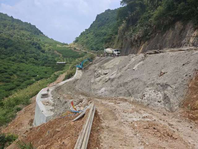 帮扶力量助力灾后乡道修复。 帮扶力量助力灾后乡道修复。