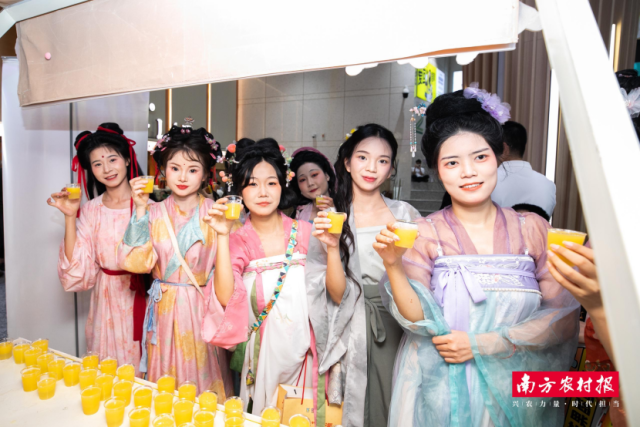 深圳“壮山农鲜”大湾区芒果专项产销对接会现场，市民朋友品尝芒果冰沙。