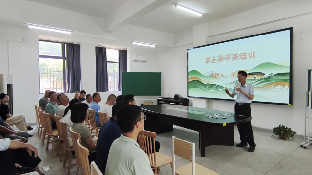 王金良现场对茶农开展评茶技术培训。 王金良现场对茶农开展评茶技术培训。