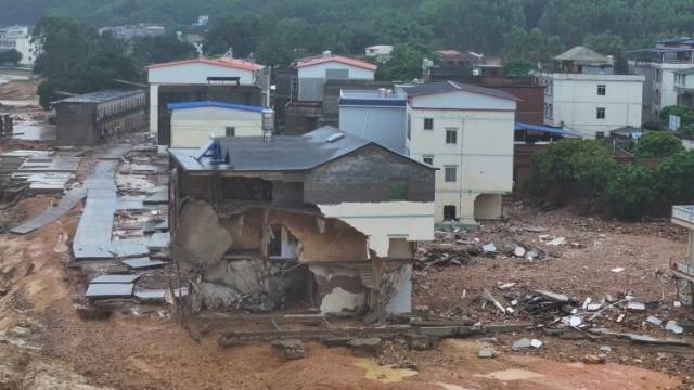 直击广西横州险情现场，六蓝水库附近多个村庄房屋、道路被毁