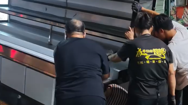 “搬了7个小时！”西江水位持续上涨，封开多家沿江商铺一楼清空物资