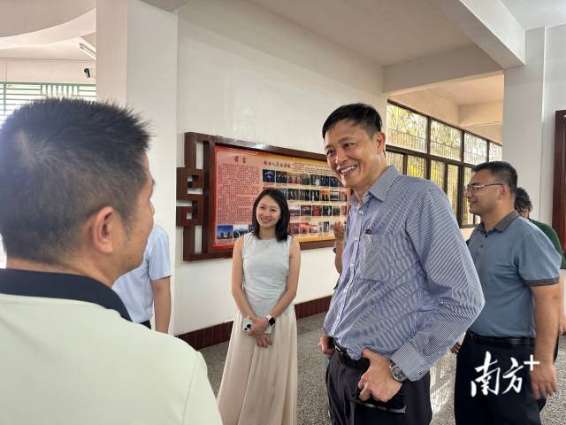 丘宏义在梅县区松口中学进行宣讲。南方日报记者 陈萍 摄 