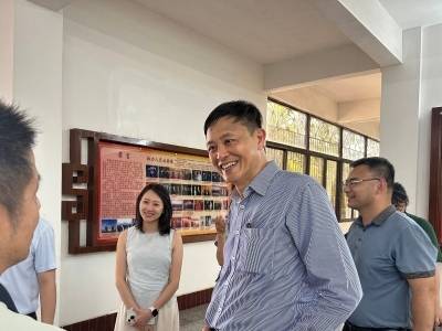 一校承侨心 两代续乡情！马来西亚侨领丘思东、丘宏义父子跨越山海的兴学助教之路