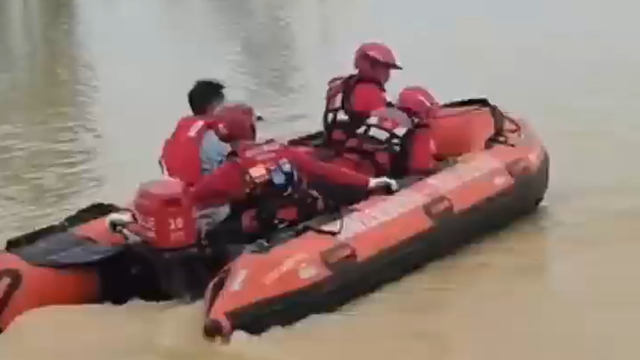 广东多支救援队伍驰援横州，携冲锋艇带无人机投入救援｜一线直击广西汛情