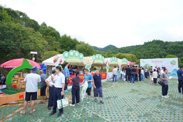 现场展销人气旺。